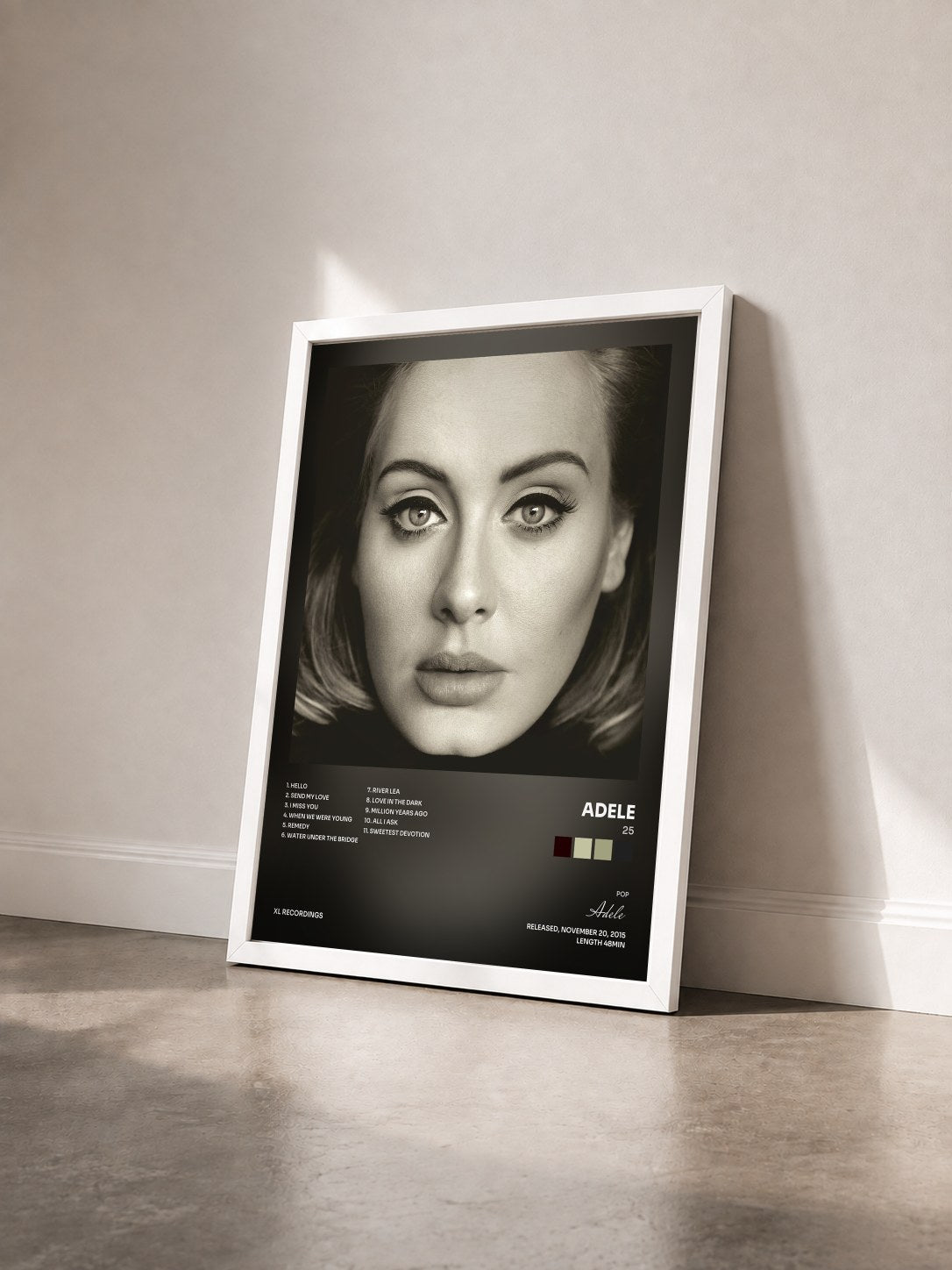 #blanc 25 di Adele in stampa incorniciata vista di tre quarti, cornice bianca