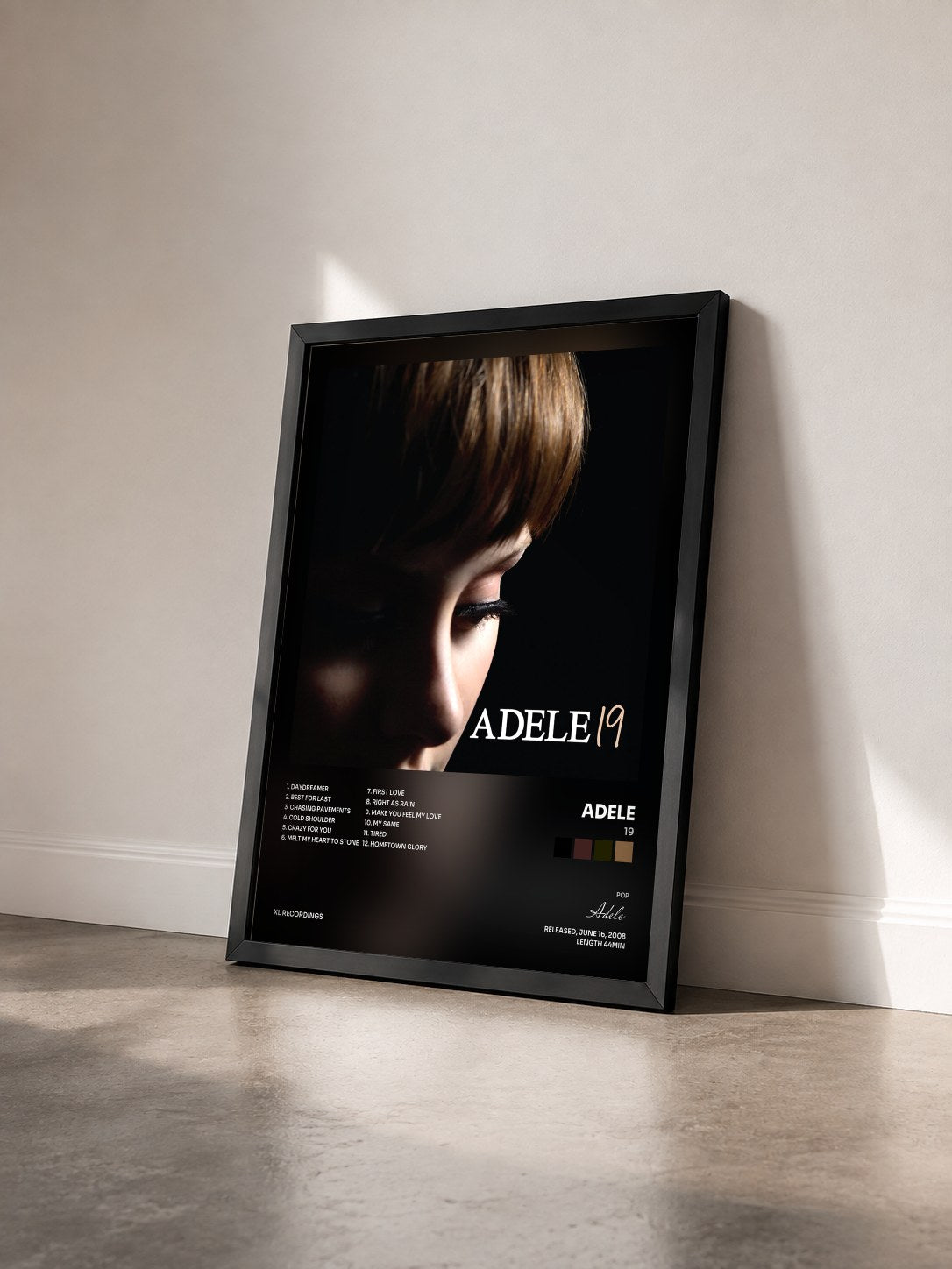 #noir 19 di Adele in stampa incorniciata vista di tre quarti, cornice nera