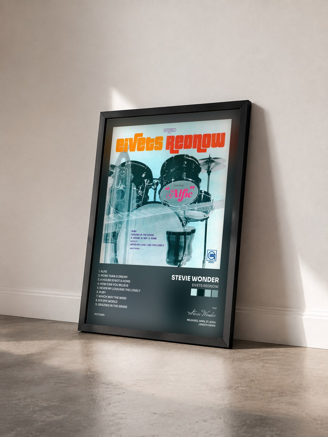 #noir Tableau de l'album Eivets Rednow de Stevie Wonder vu de trois quarts, cadre noir