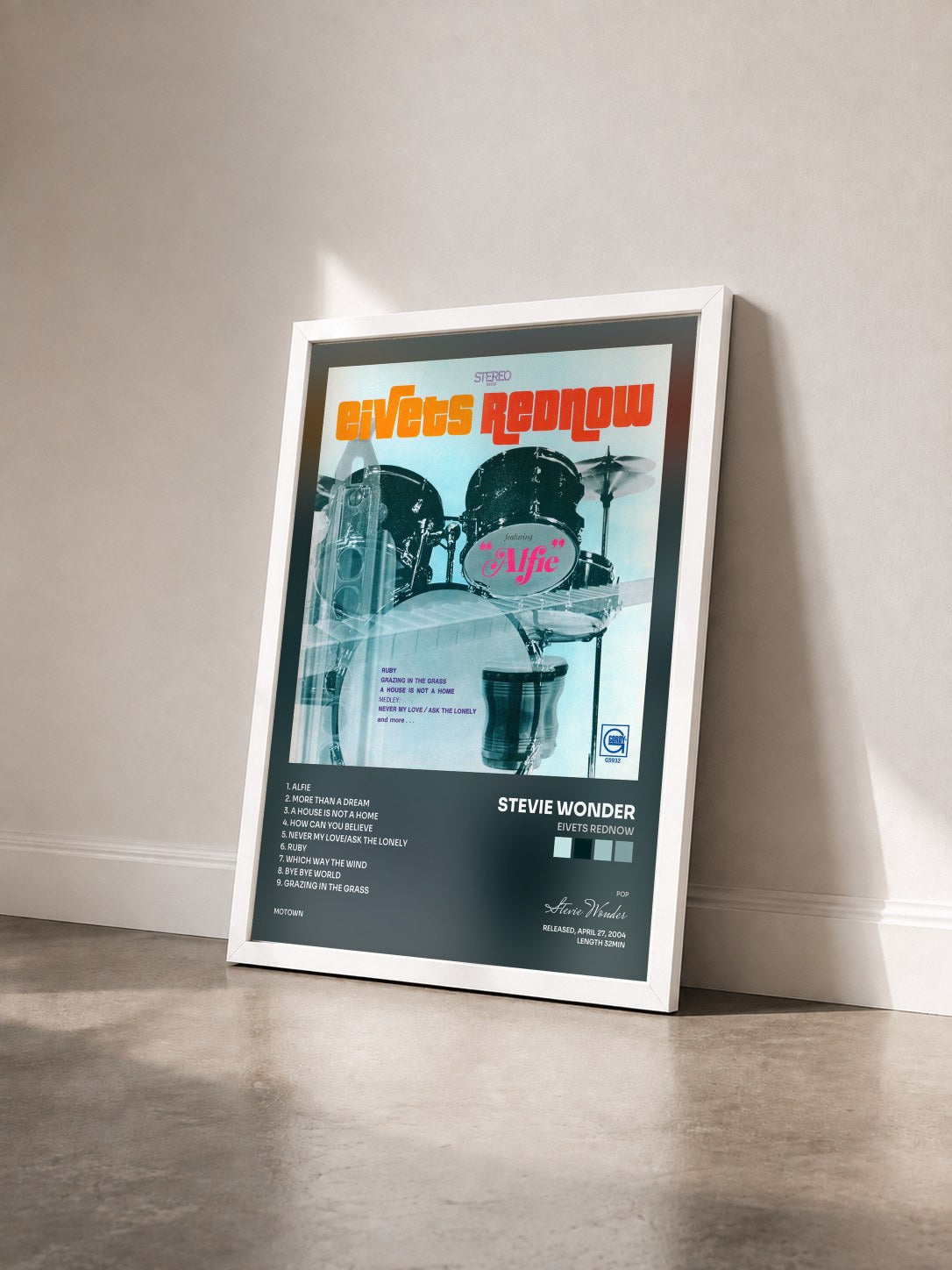 #blanc Tableau de l'album Eivets Rednow de Stevie Wonder vu de trois quarts, cadre blanc