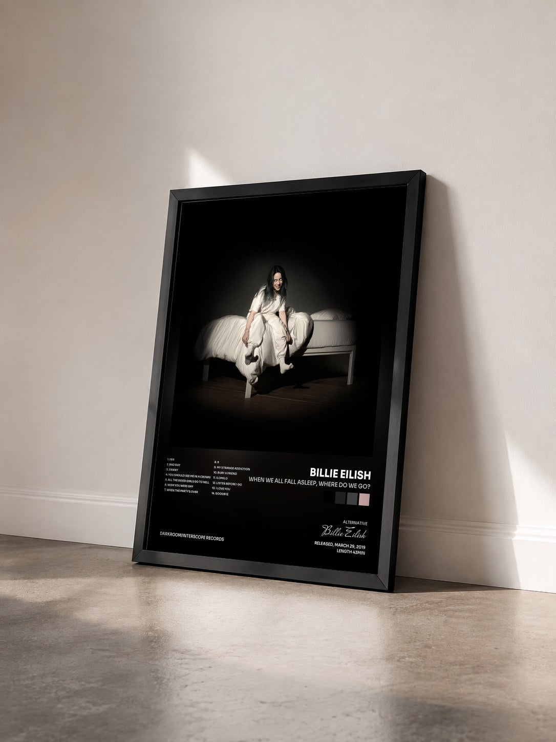 #noir Tableau de l'album WHEN WE ALL FALL ASLEEP, WHERE DO WE GO? de Billie Eilish vu de trois quarts, cadre noir