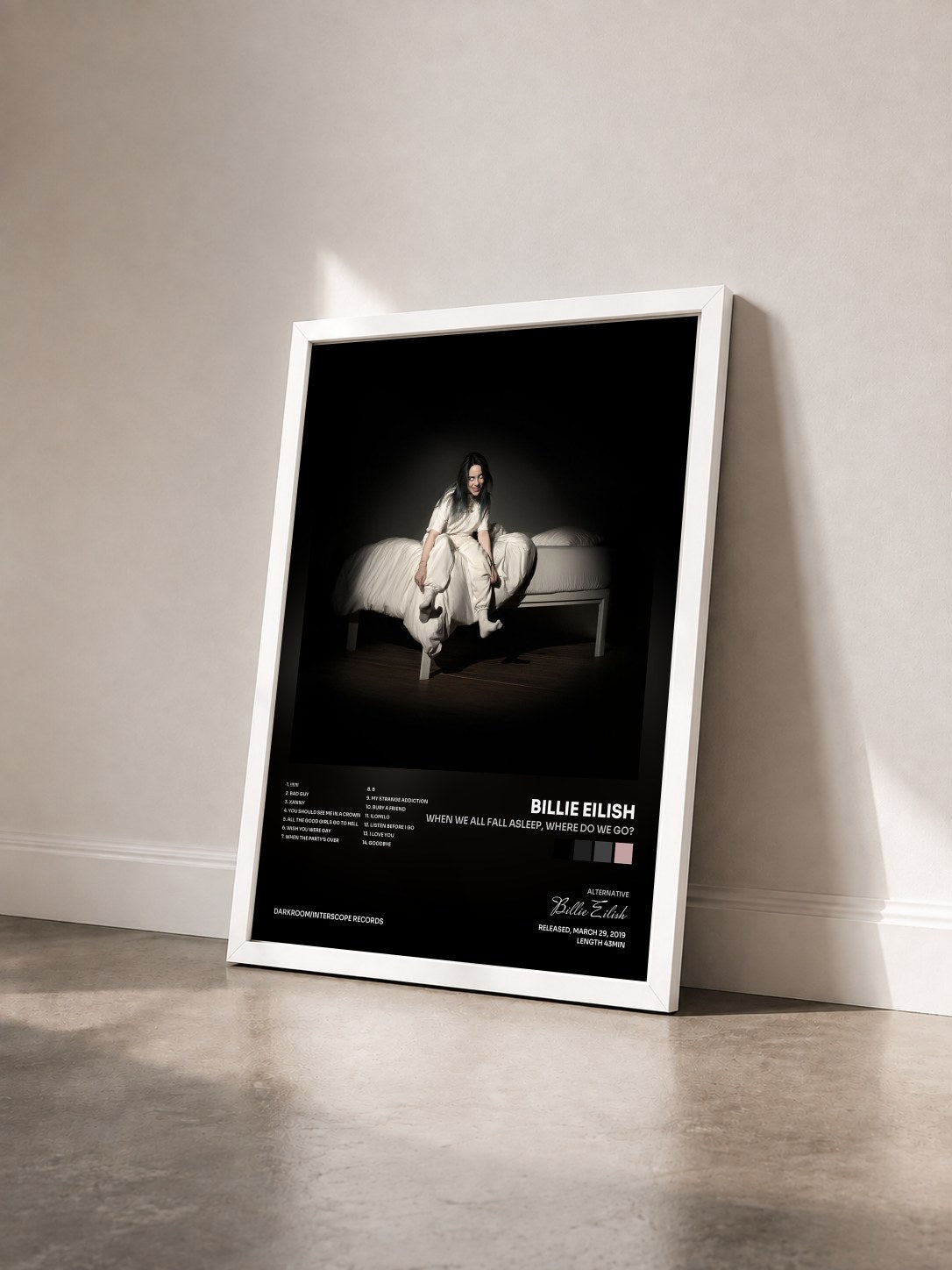 #blanc Tableau de l'album WHEN WE ALL FALL ASLEEP, WHERE DO WE GO? de Billie Eilish vu de trois quarts, cadre blanc