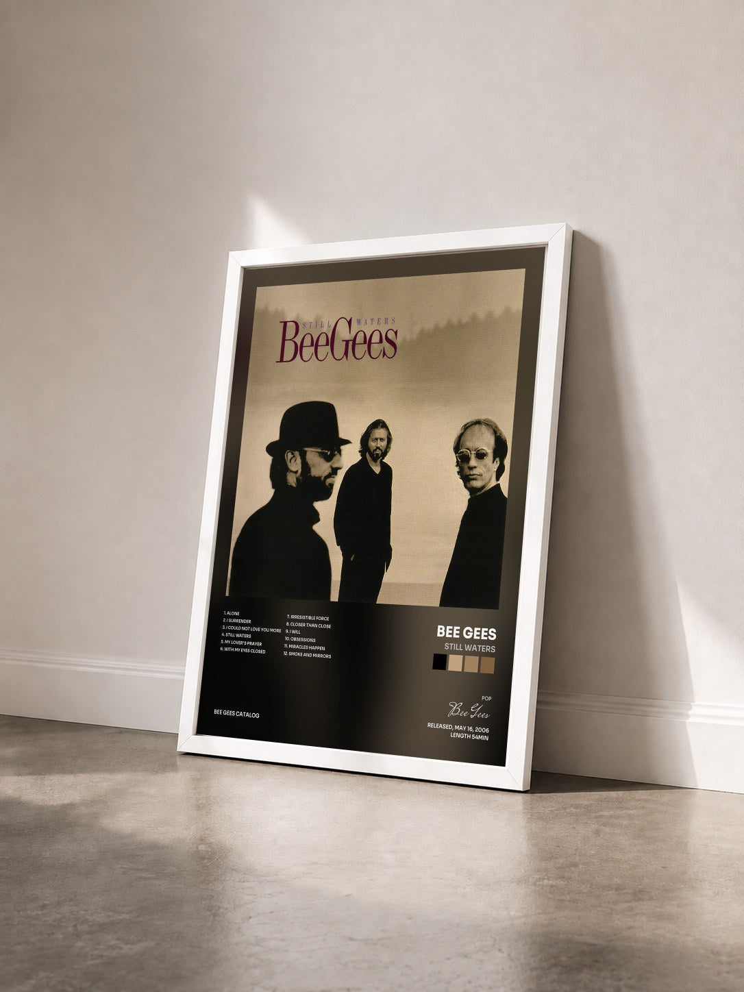 #blanc Tableau de l'album Still Waters de Bee Gees vu de trois quarts, cadre blanc