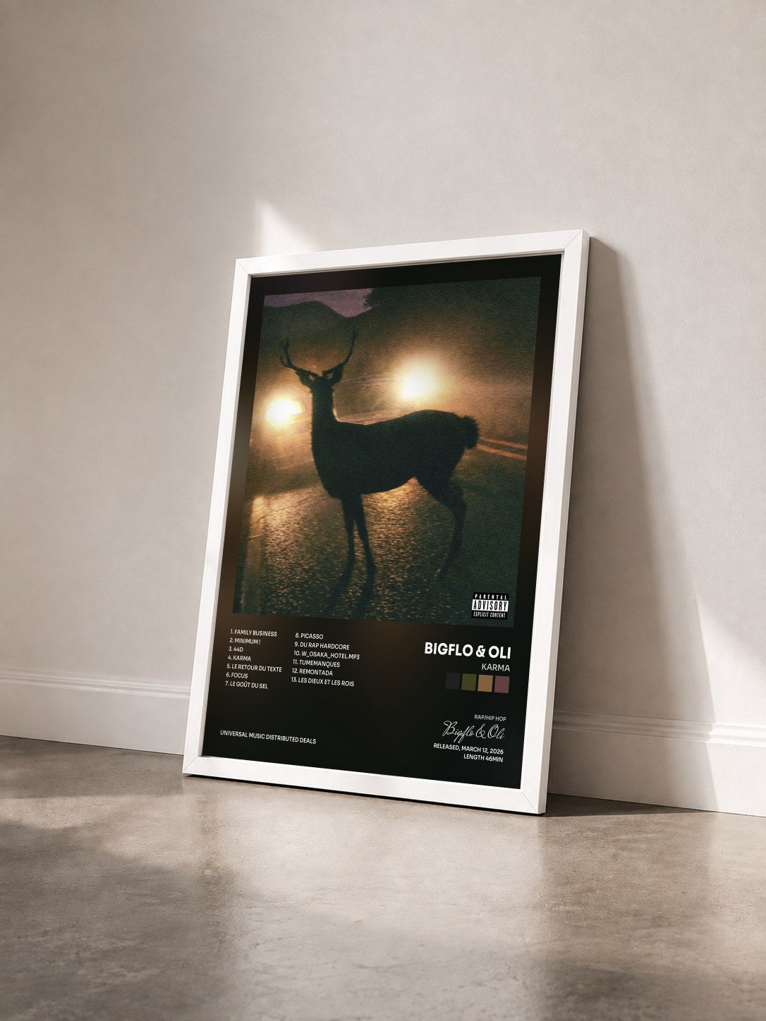 #blanc Tableau de l'album Karma de Bigflo & Oli vu de trois quarts, cadre blanc