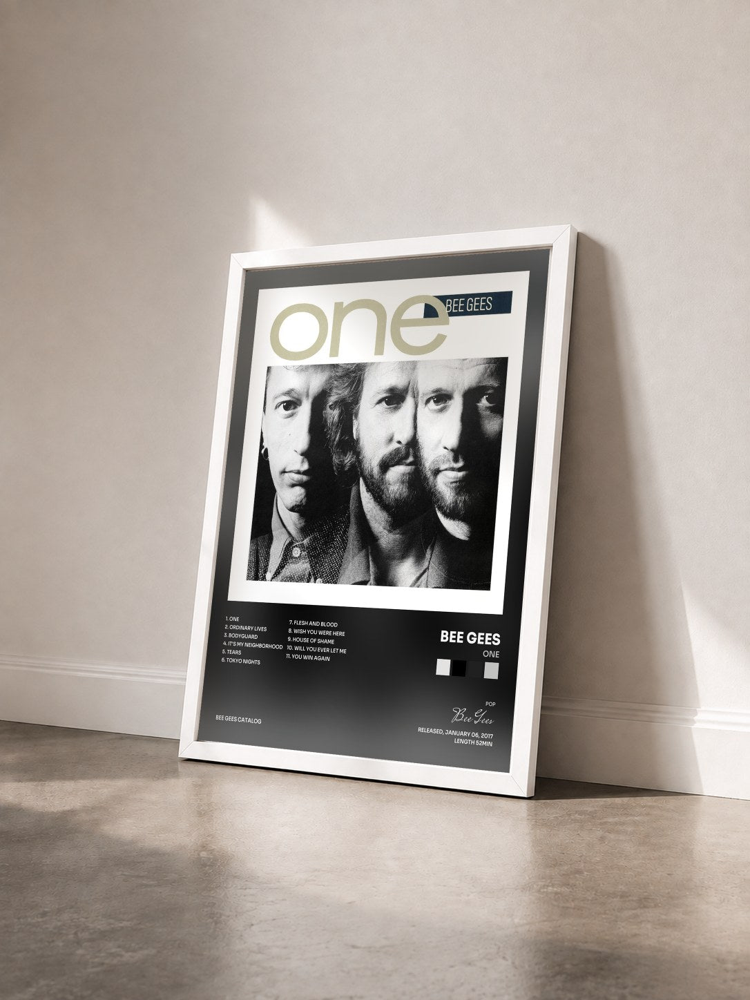 #blanc Tableau de l'album One de Bee Gees vu de trois quarts, cadre blanc