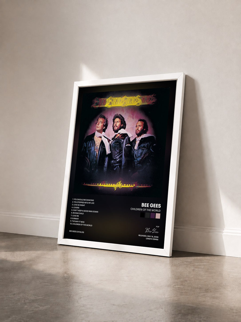 #blanc Children Of The World von Bee Gees als gerahmter Kunstdruck von schräg gesehen, weißer Rahmen