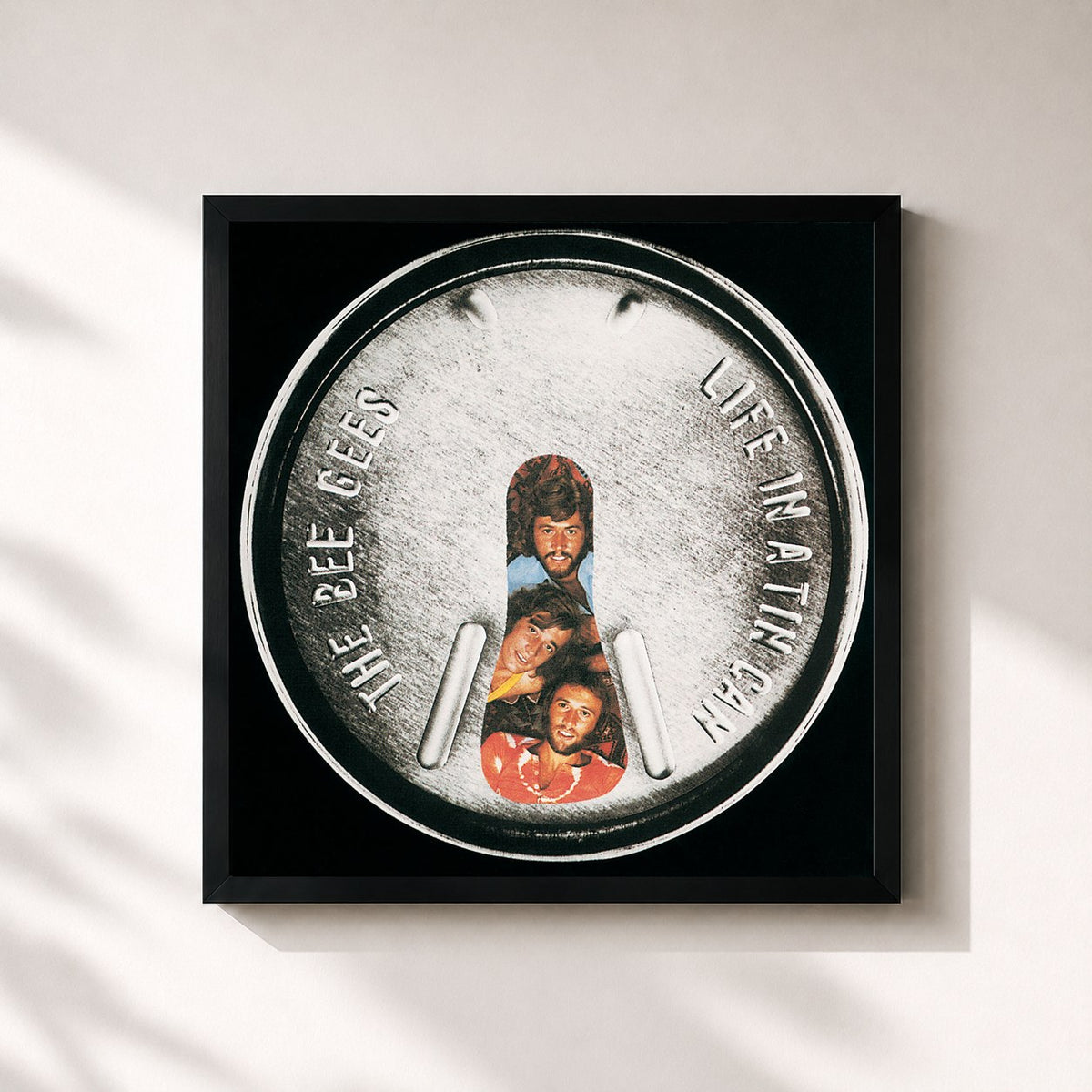 #noir Life In A Tin Can di Bee Gees in stampa quadrata incorniciata, cornice nera 32x32 cm