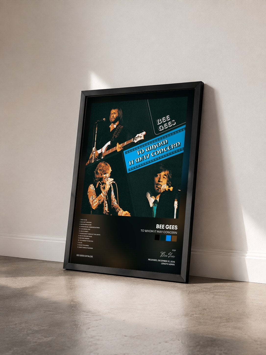 #noir Tableau de l'album To Whom It May Concern de Bee Gees vu de trois quarts, cadre noir