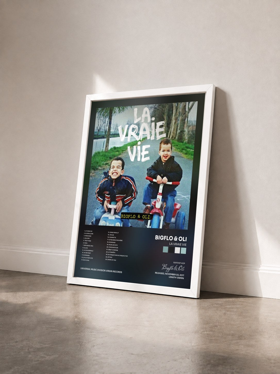 #blanc Tableau de l'album La vraie vie de Bigflo & Oli vu de trois quarts, cadre blanc