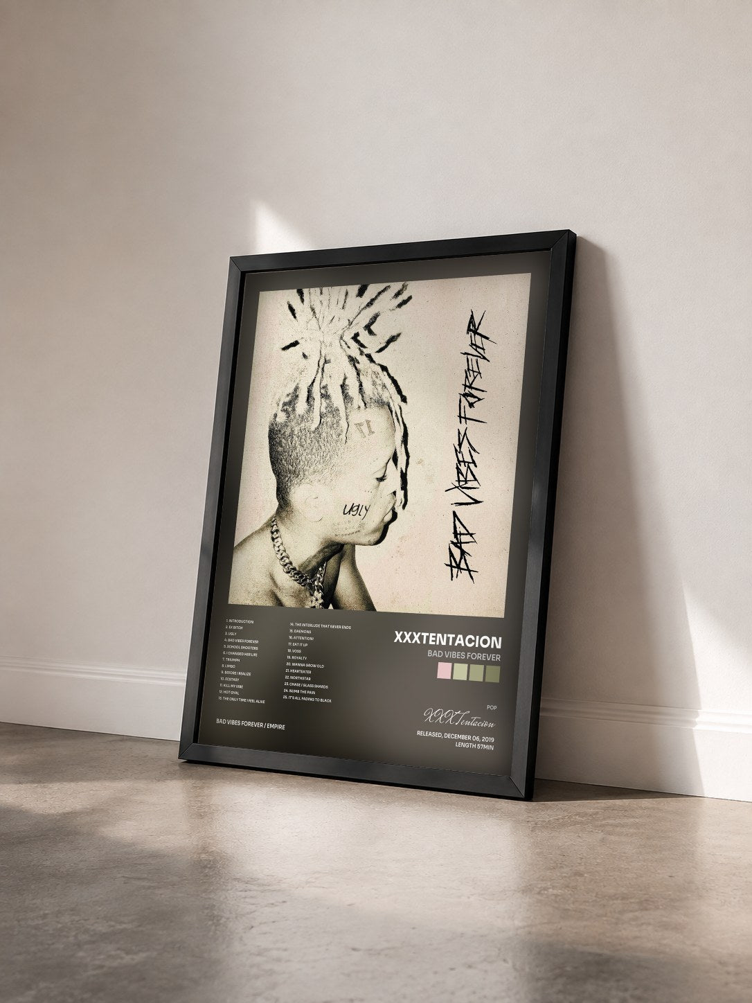 #noir Tableau de l'album Bad Vibes Forever de XXXTentacion vu de trois quarts, cadre noir