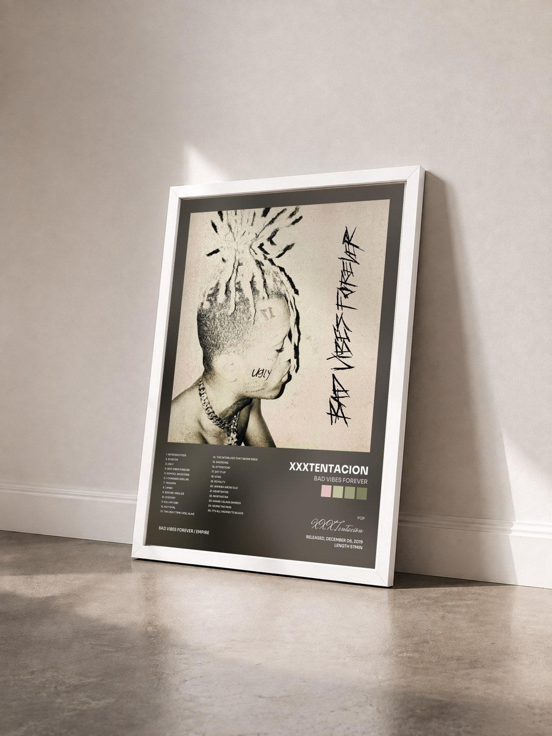#blanc Tableau de l'album Bad Vibes Forever de XXXTentacion vu de trois quarts, cadre blanc