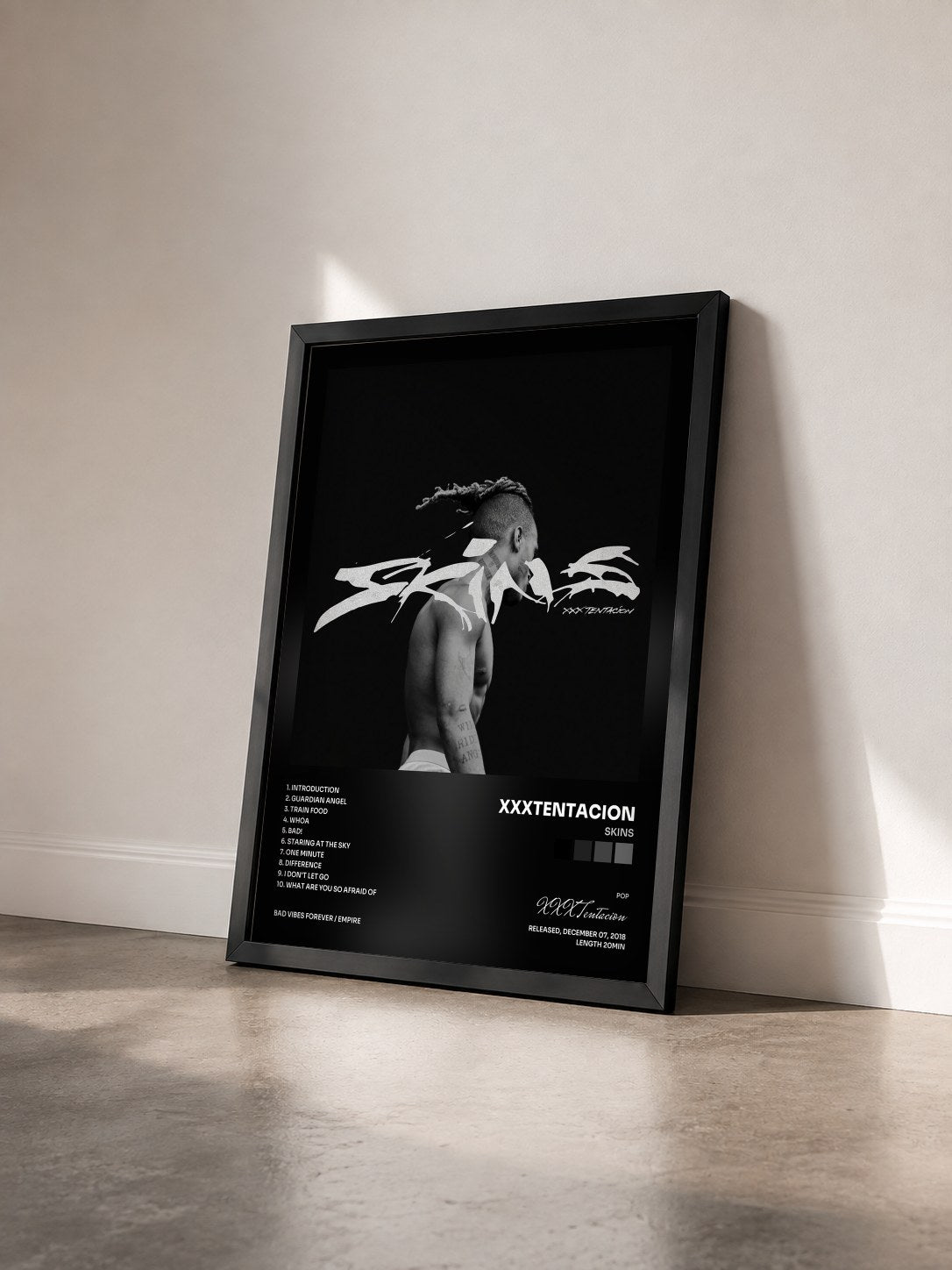 #noir Tableau de l'album SKINS de XXXTentacion vu de trois quarts, cadre noir