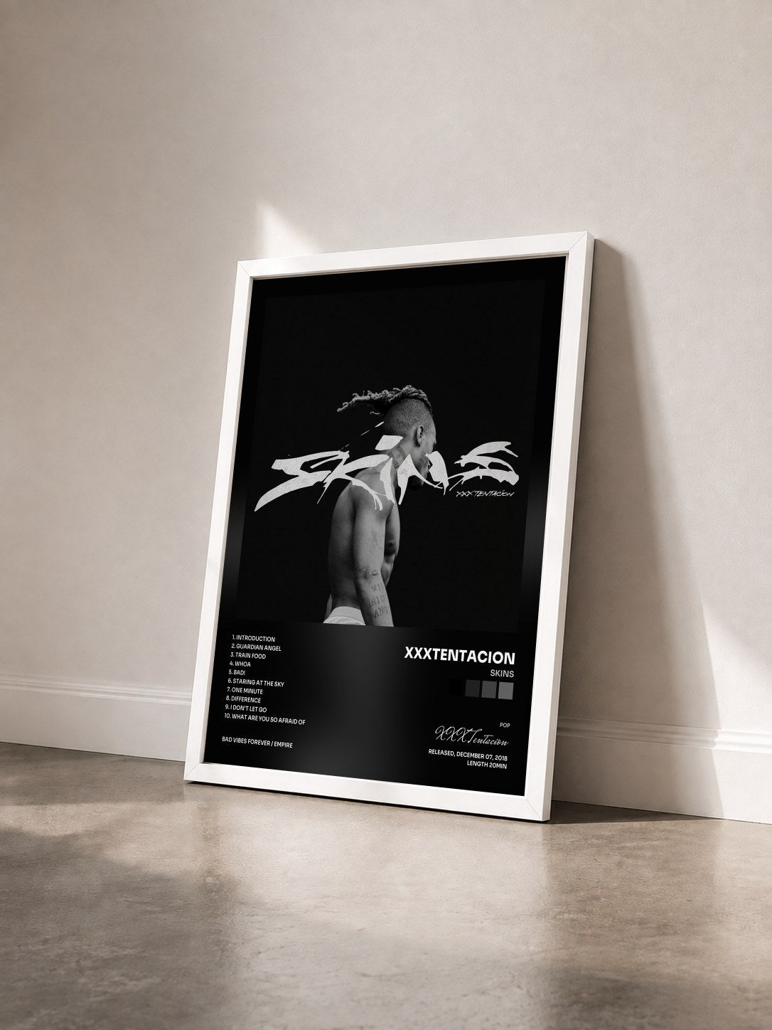 #blanc Tableau de l'album SKINS de XXXTentacion vu de trois quarts, cadre blanc