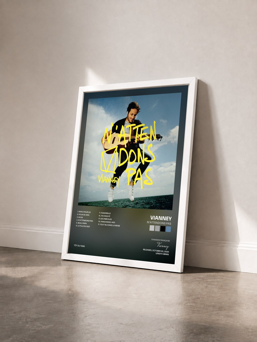 #blanc Tableau de l'album N'attendons pas de Vianney vu de trois quarts, cadre blanc
