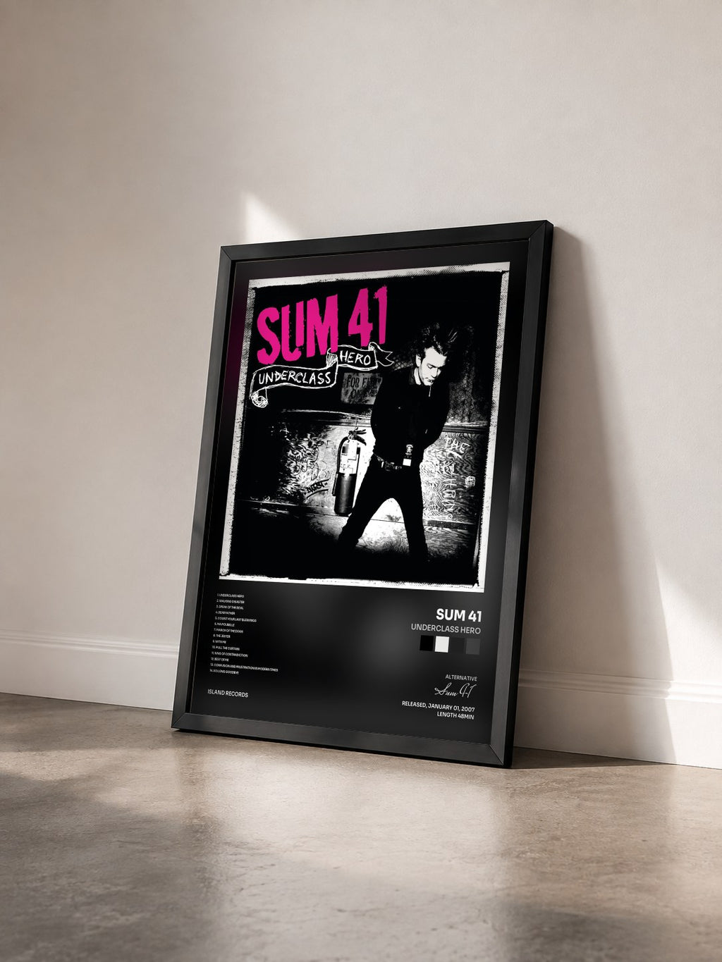 #noir Underclass Hero von Sum 41 als gerahmter Kunstdruck von schräg gesehen, schwarzer Rahmen