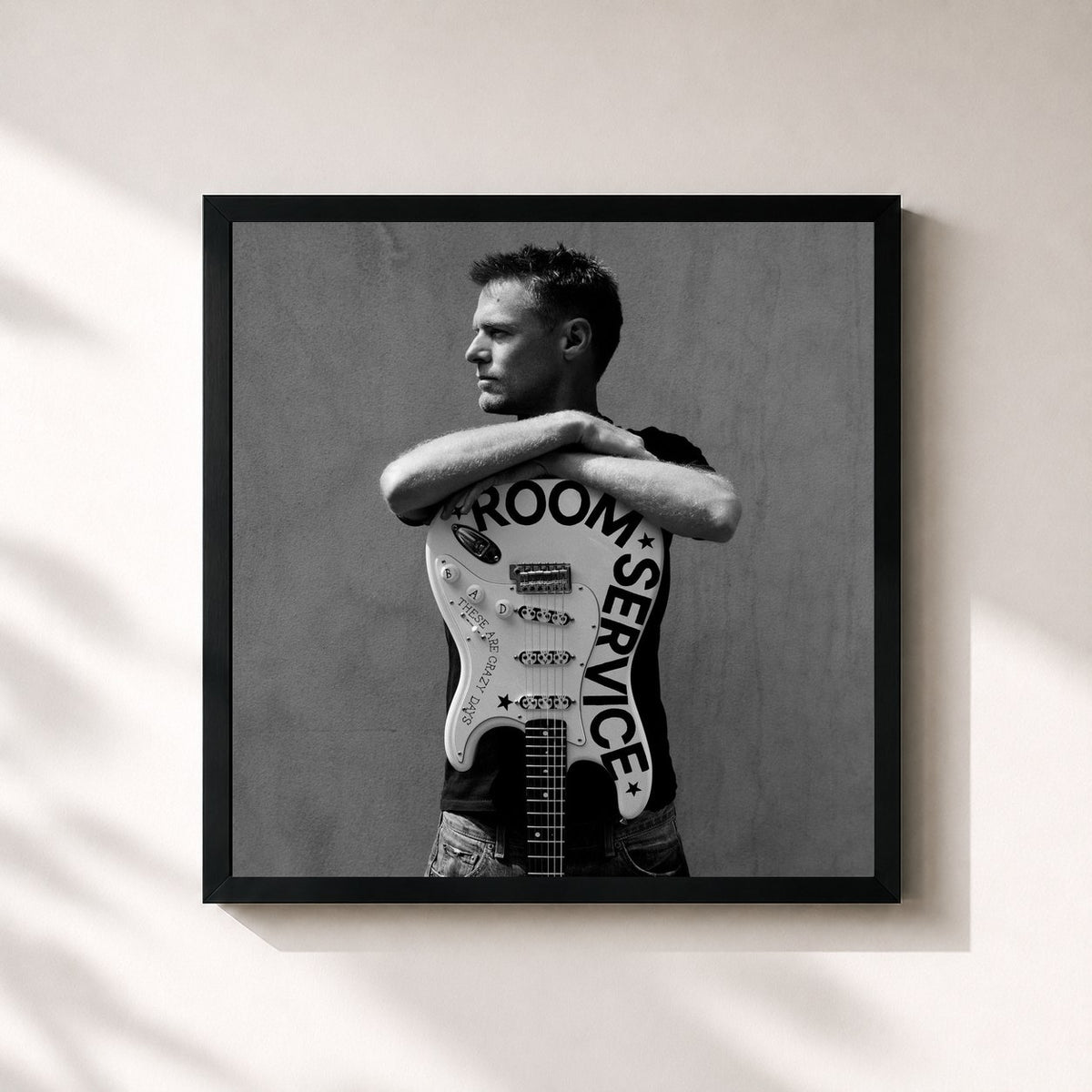 #noir Room Service de Bryan Adams en lámina cuadrada enmarcada, marco negro de 32x32 cm