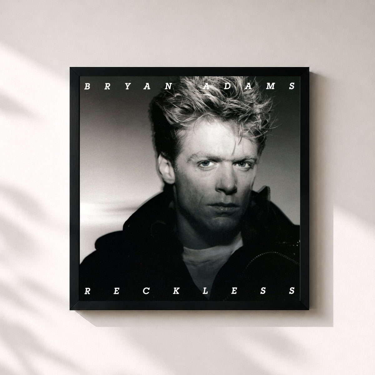 #noir Reckless de Bryan Adams en lámina cuadrada enmarcada, marco negro de 32x32 cm