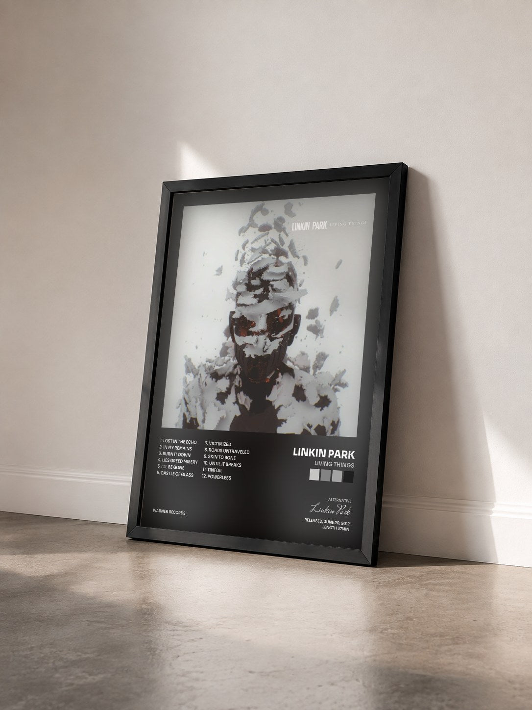 #noir LIVING THINGS di Linkin Park in stampa incorniciata vista di tre quarti, cornice nera