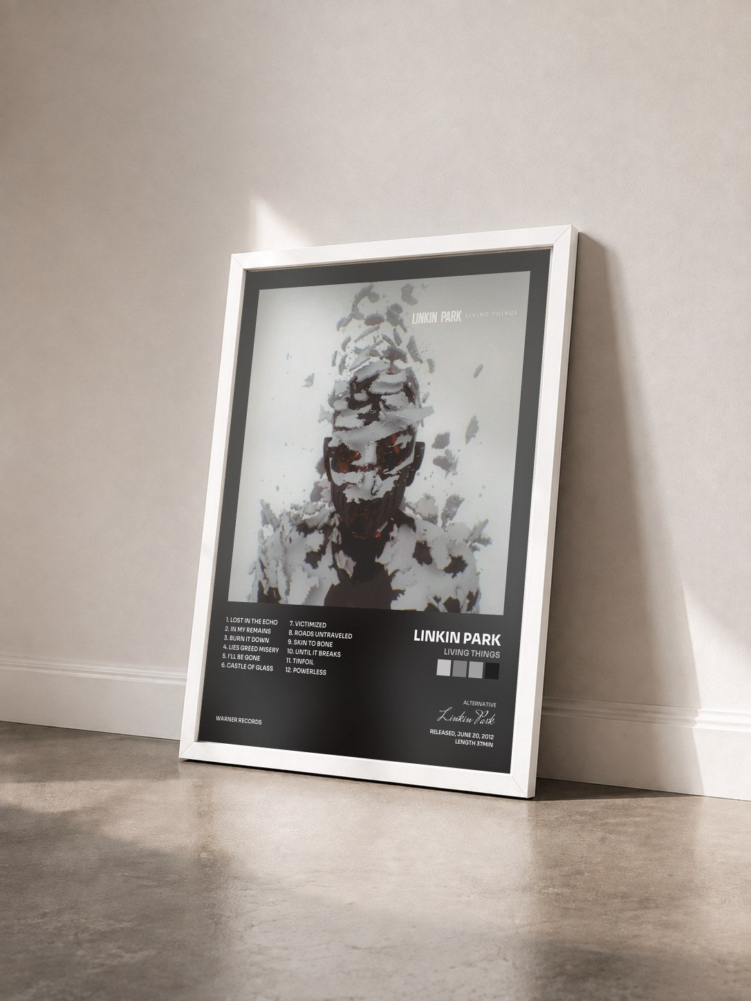 #blanc LIVING THINGS di Linkin Park in stampa incorniciata vista di tre quarti, cornice bianca