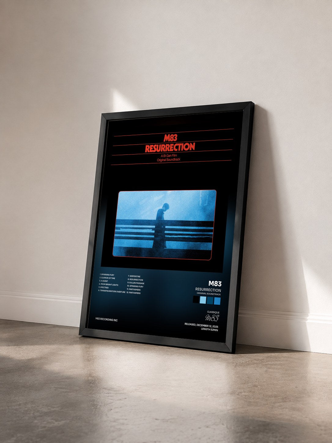#noir Tableau de l'album Resurrection (Original Soundtrack) de M83 vu de trois quarts, cadre noir