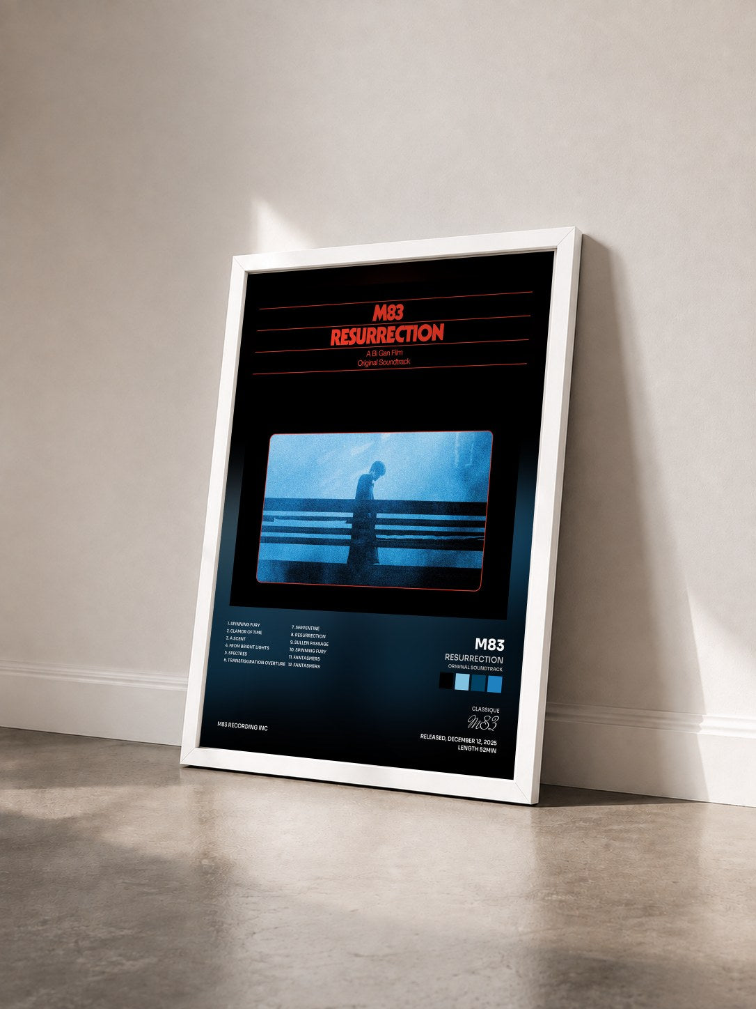 #blanc Tableau de l'album Resurrection (Original Soundtrack) de M83 vu de trois quarts, cadre blanc