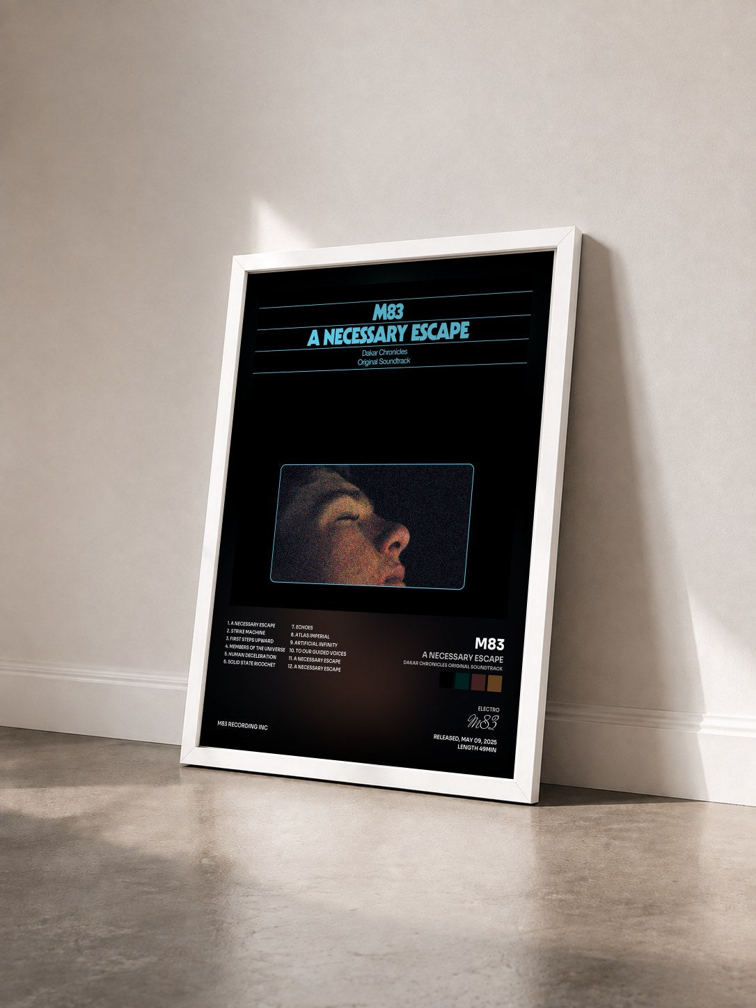 #blanc Tableau de l'album A Necessary Escape (Dakar Chronicles Original Soundtrack) de M83 vu de trois quarts, cadre blanc