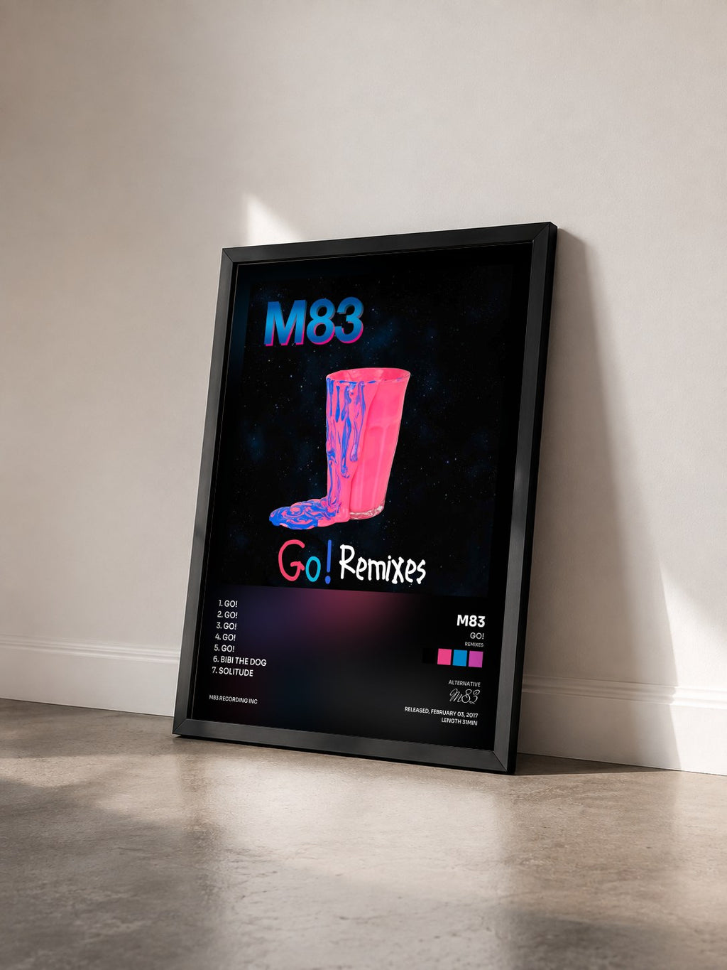#noir Go! (Remixes) di M83 in stampa incorniciata vista di tre quarti, cornice nera