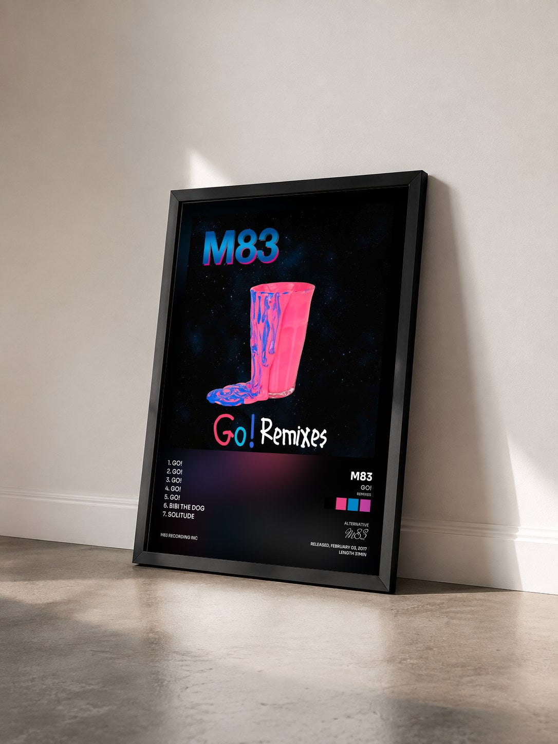 #noir Tableau de l'album Go! (Remixes) de M83 vu de trois quarts, cadre noir