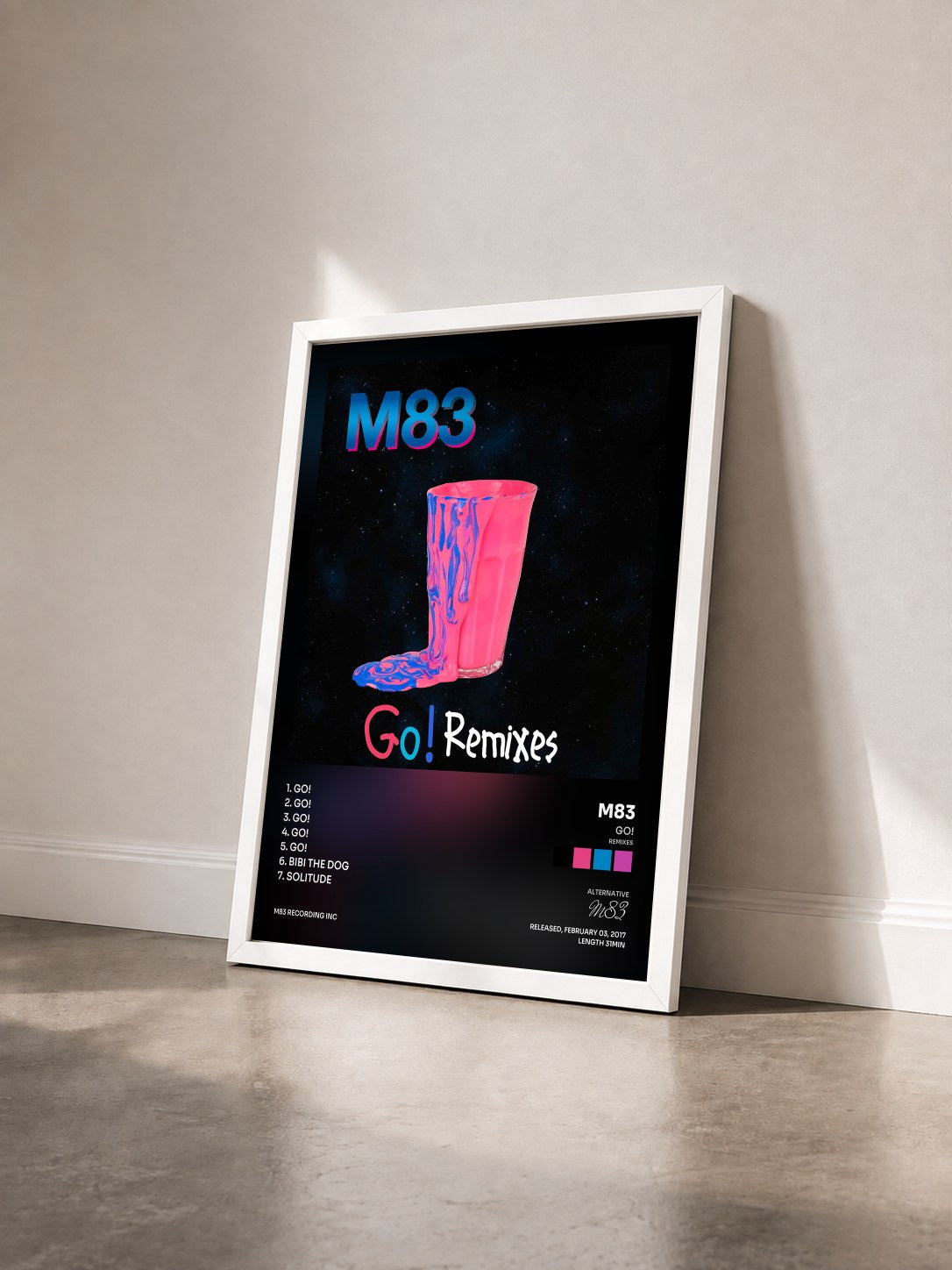 #blanc Tableau de l'album Go! (Remixes) de M83 vu de trois quarts, cadre blanc