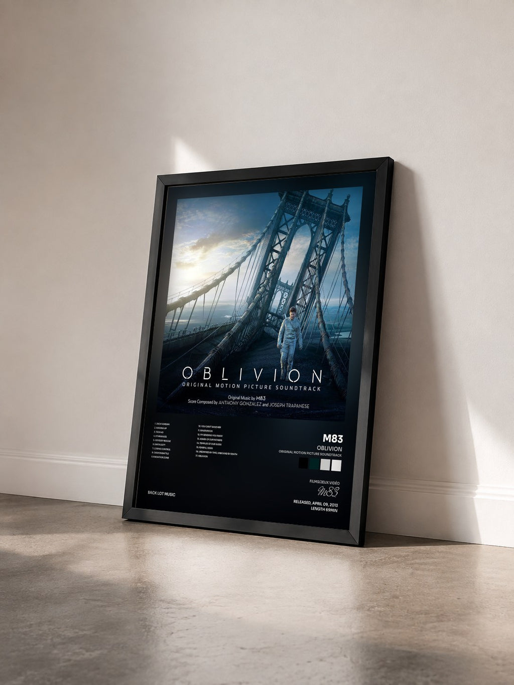 #noir Tableau de l'album Oblivion (Original Motion Picture Soundtrack) de M83 vu de trois quarts, cadre noir