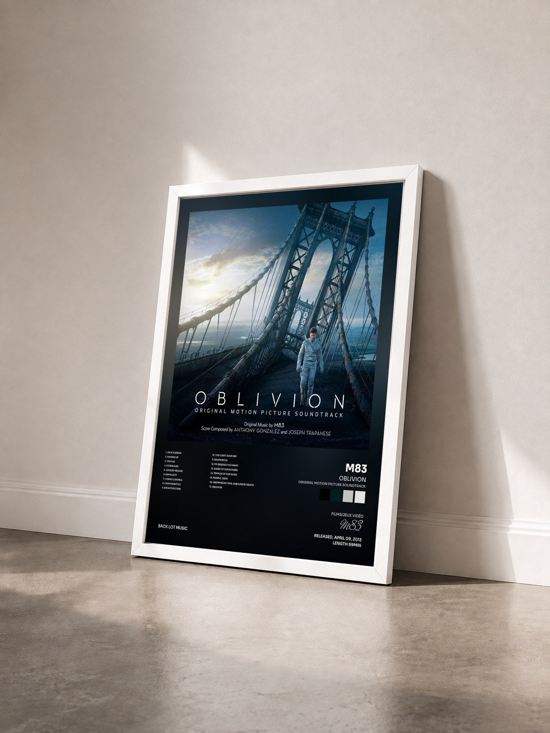 #blanc Tableau de l'album Oblivion (Original Motion Picture Soundtrack) de M83 vu de trois quarts, cadre blanc