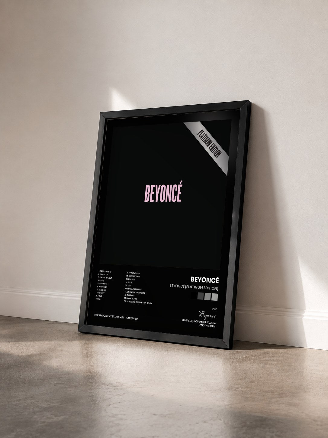 #noir BEYONCÉ [Platinum Edition] di Beyoncé in stampa incorniciata vista di tre quarti, cornice nera