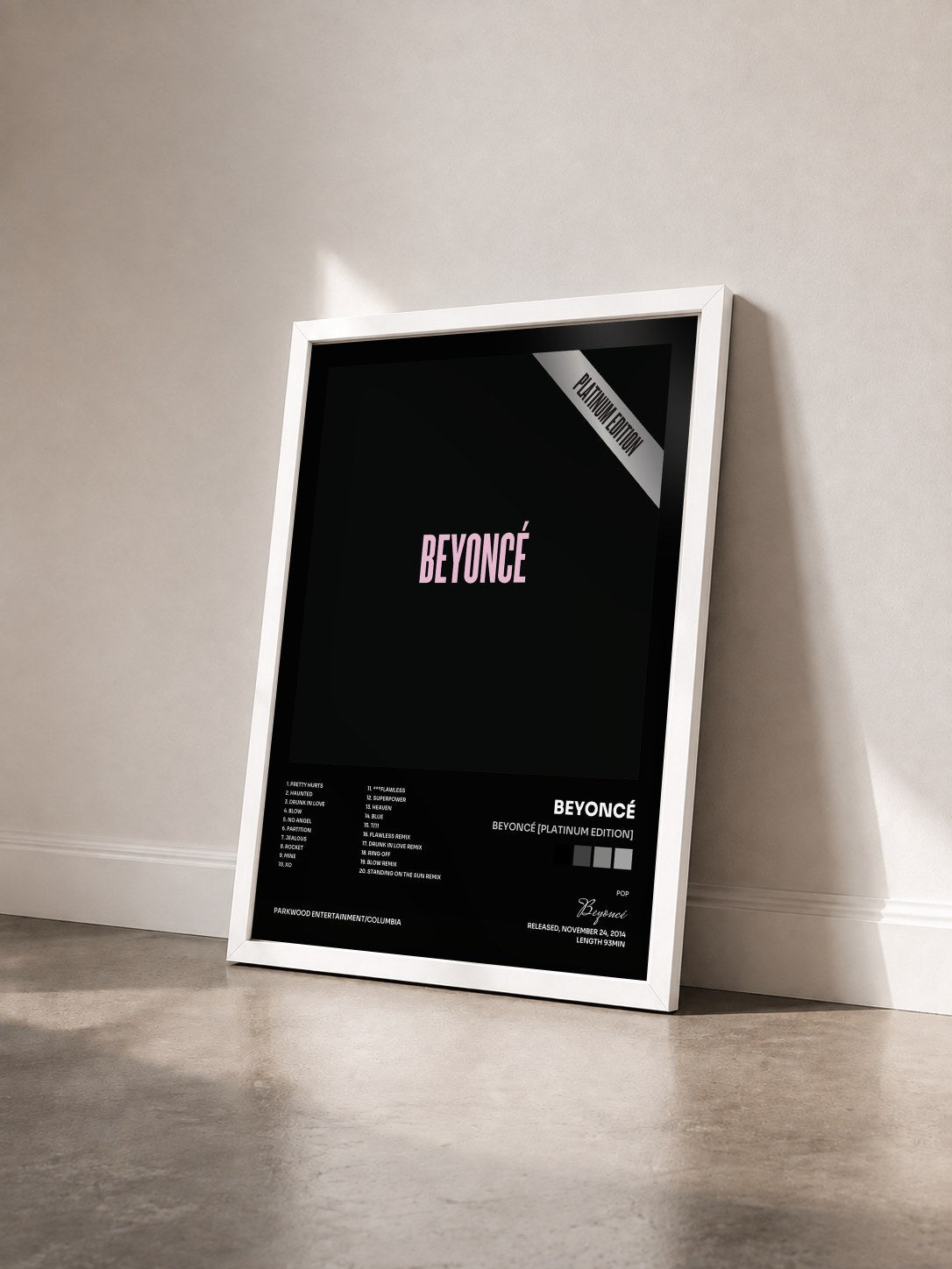 #blanc BEYONCÉ [Platinum Edition] di Beyoncé in stampa incorniciata vista di tre quarti, cornice bianca
