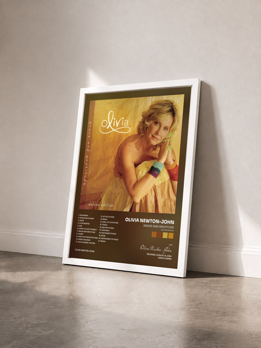 #blanc Tableau de l'album Grace And Gratitude (Deluxe Edition) de Olivia Newton-John vu de trois quarts, cadre blanc