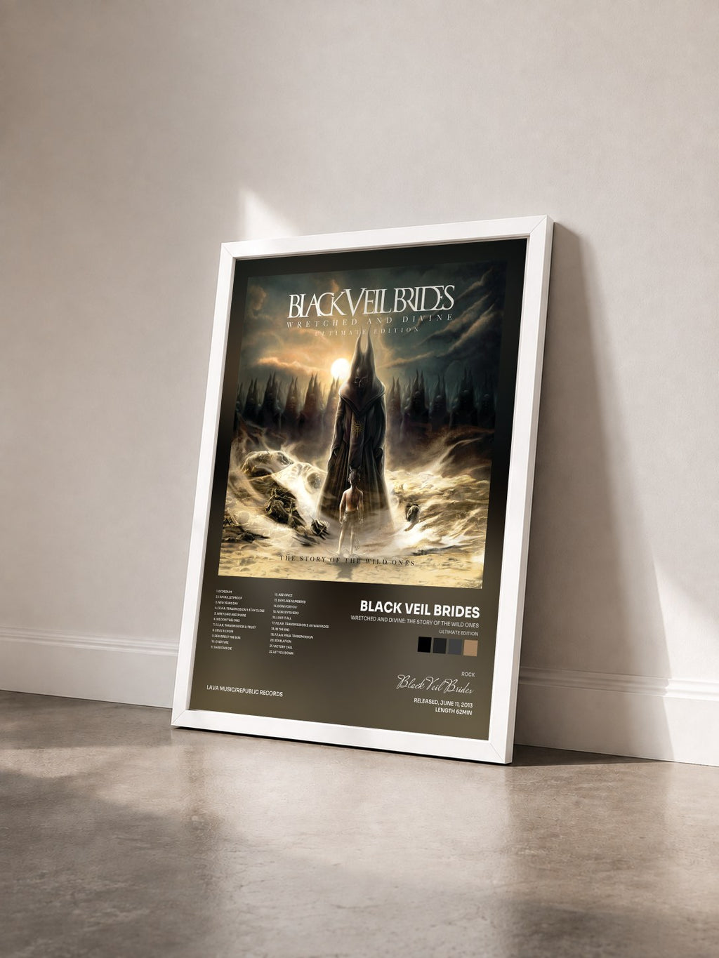#blanc Wretched And Divine: The Story Of The Wild Ones (Ultimate Edition) von Black Veil Brides als gerahmter Kunstdruck von schräg gesehen, weißer Rahmen