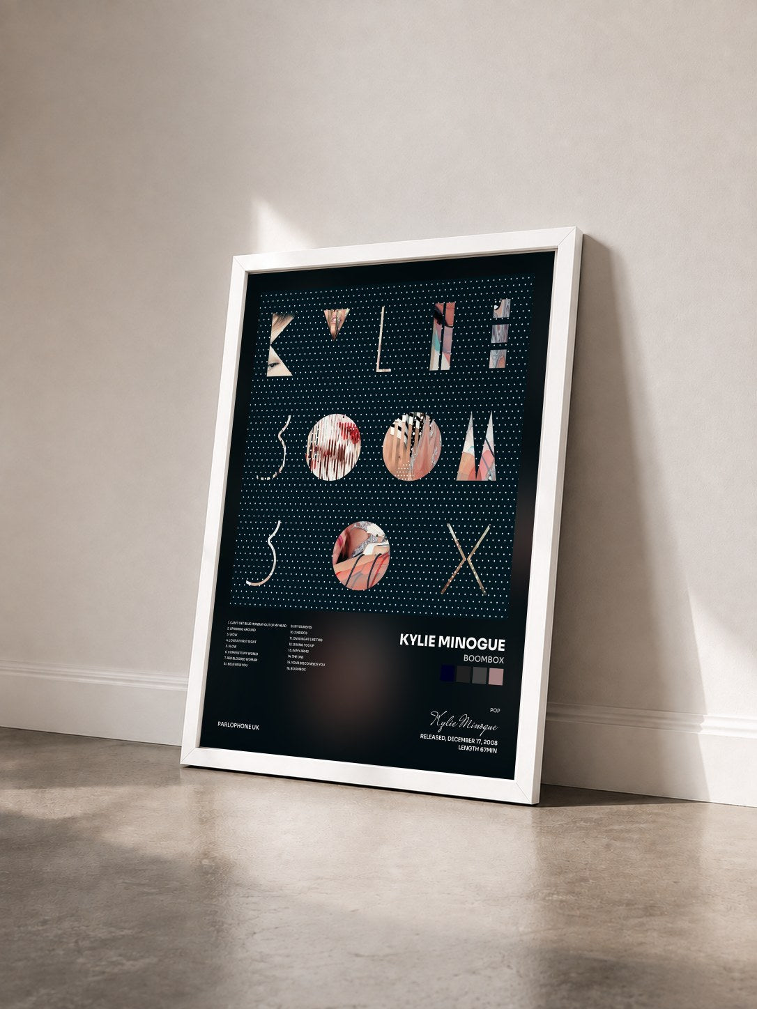 #blanc Tableau de l'album Boombox de Kylie Minogue vu de trois quarts, cadre blanc