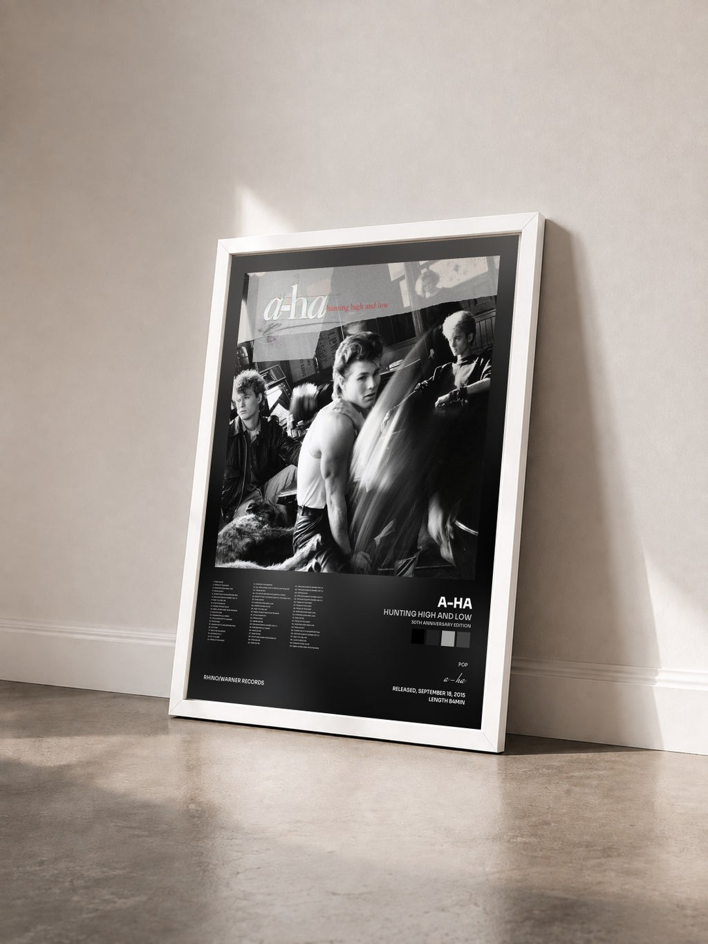 #blanc Tableau de l'album Hunting High and Low (30th Anniversary Edition) de a-ha vu de trois quarts, cadre blanc