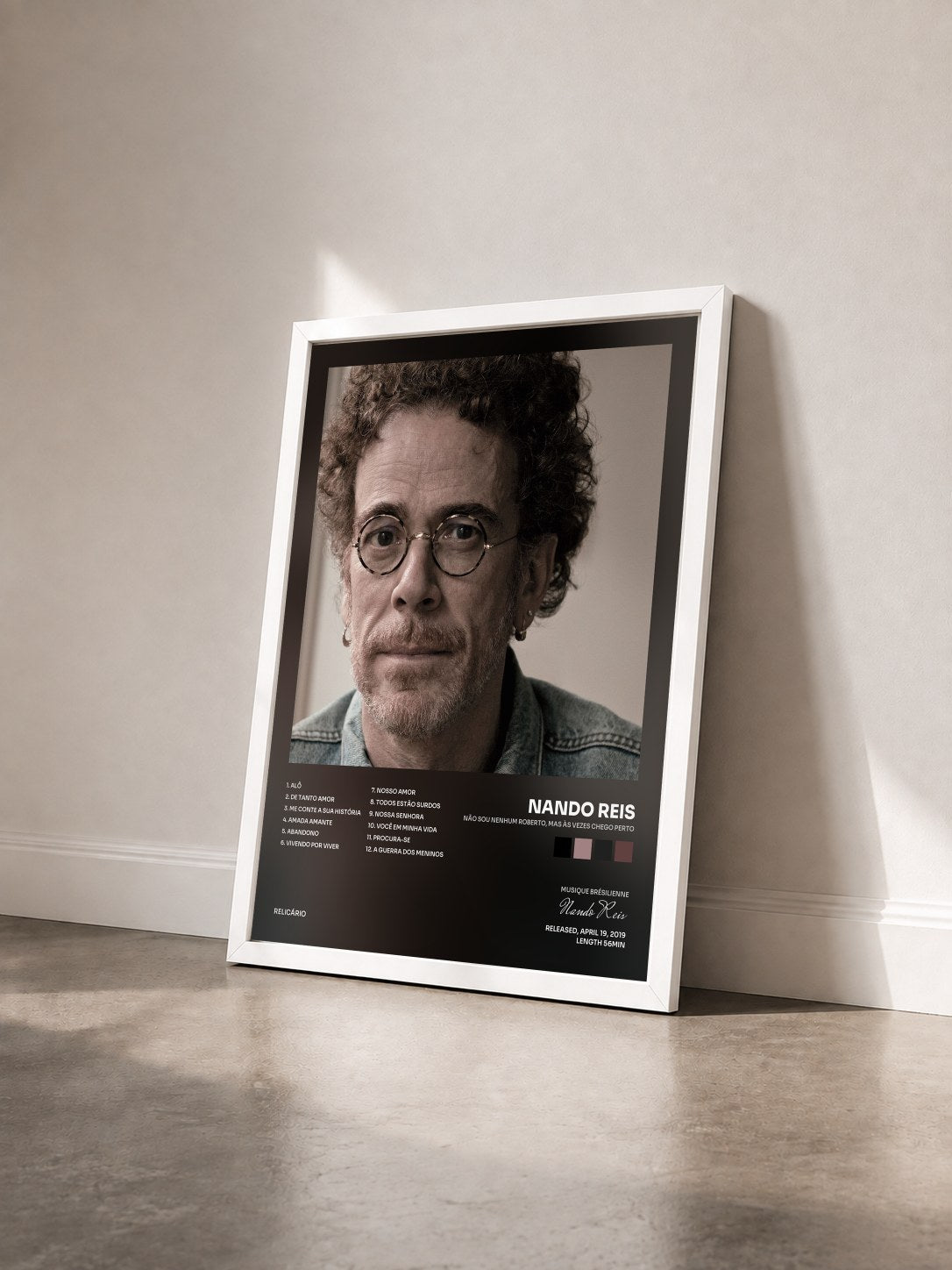 #blanc Tableau de l'album Não Sou Nenhum Roberto, Mas às Vezes Chego Perto de Nando Reis vu de trois quarts, cadre blanc