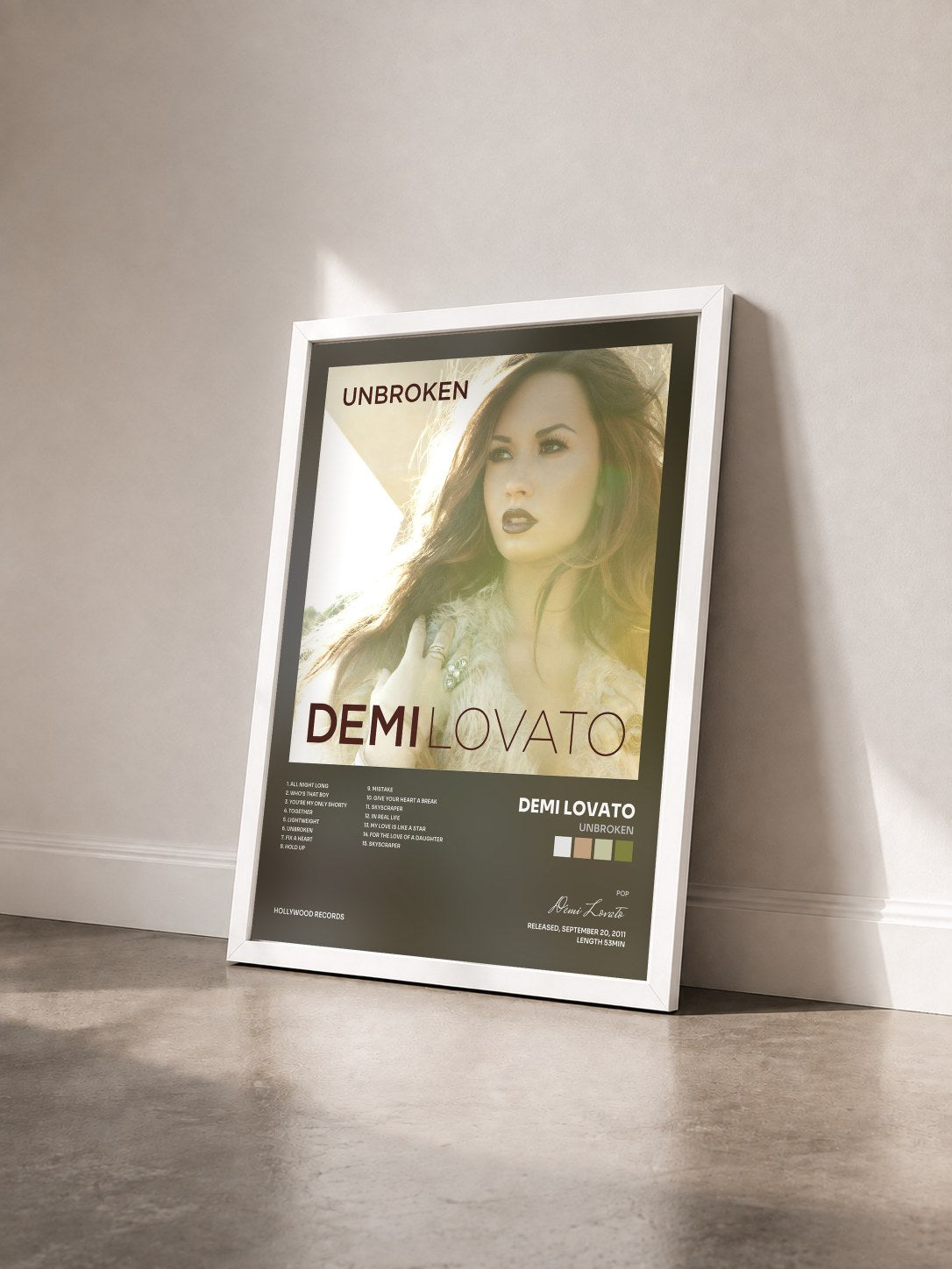 #blanc Tableau de l'album Unbroken de Demi Lovato vu de trois quarts, cadre blanc
