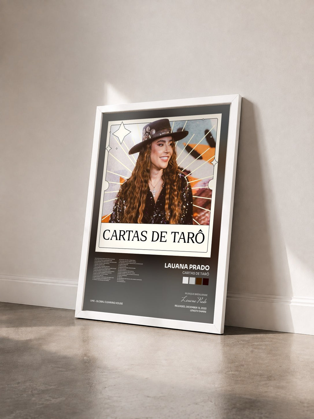 #blanc Tableau de l'album Cartas de Tarô de Lauana Prado vu de trois quarts, cadre blanc
