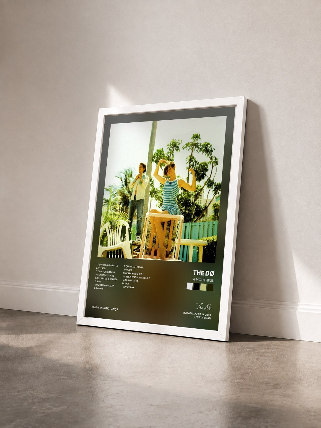 #blanc Tableau de l'album A Mouthful de The Dø vu de trois quarts, cadre blanc