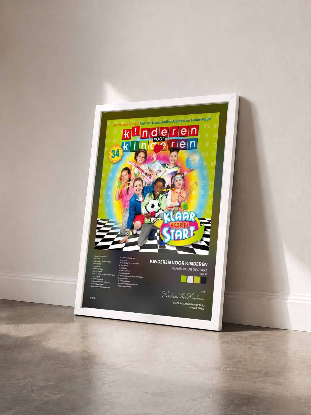 #blanc Tableau de l'album Klaar Voor De Start (Deel 34) de Kinderen Voor Kinderen vu de trois quarts, cadre blanc
