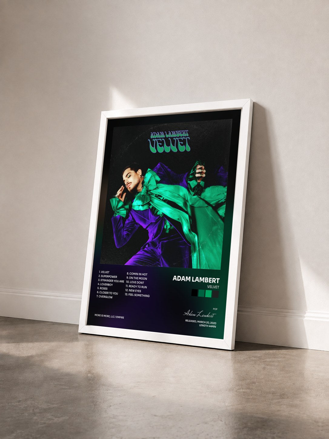 #blanc Tableau de l'album VELVET de Adam Lambert vu de trois quarts, cadre blanc