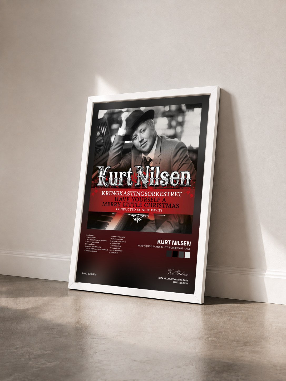 #blanc Tableau de l'album Have Yourself A Merry Little Christmas - 2025 de Kurt Nilsen vu de trois quarts, cadre blanc