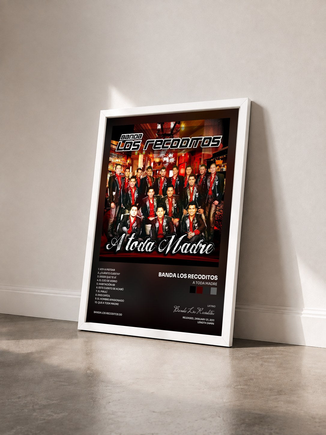 #blanc Tableau de l'album A Toda Madre de Banda Los Recoditos vu de trois quarts, cadre blanc