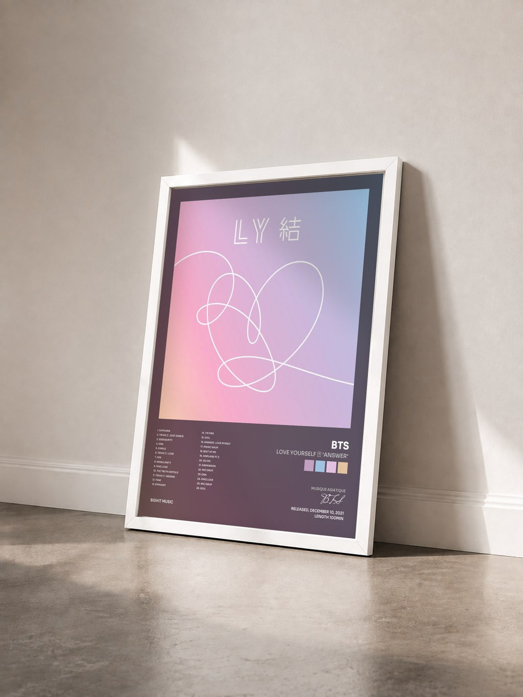 #blanc Love Yourself 結 'Answer' von BTS als gerahmter Kunstdruck von schräg gesehen, weißer Rahmen