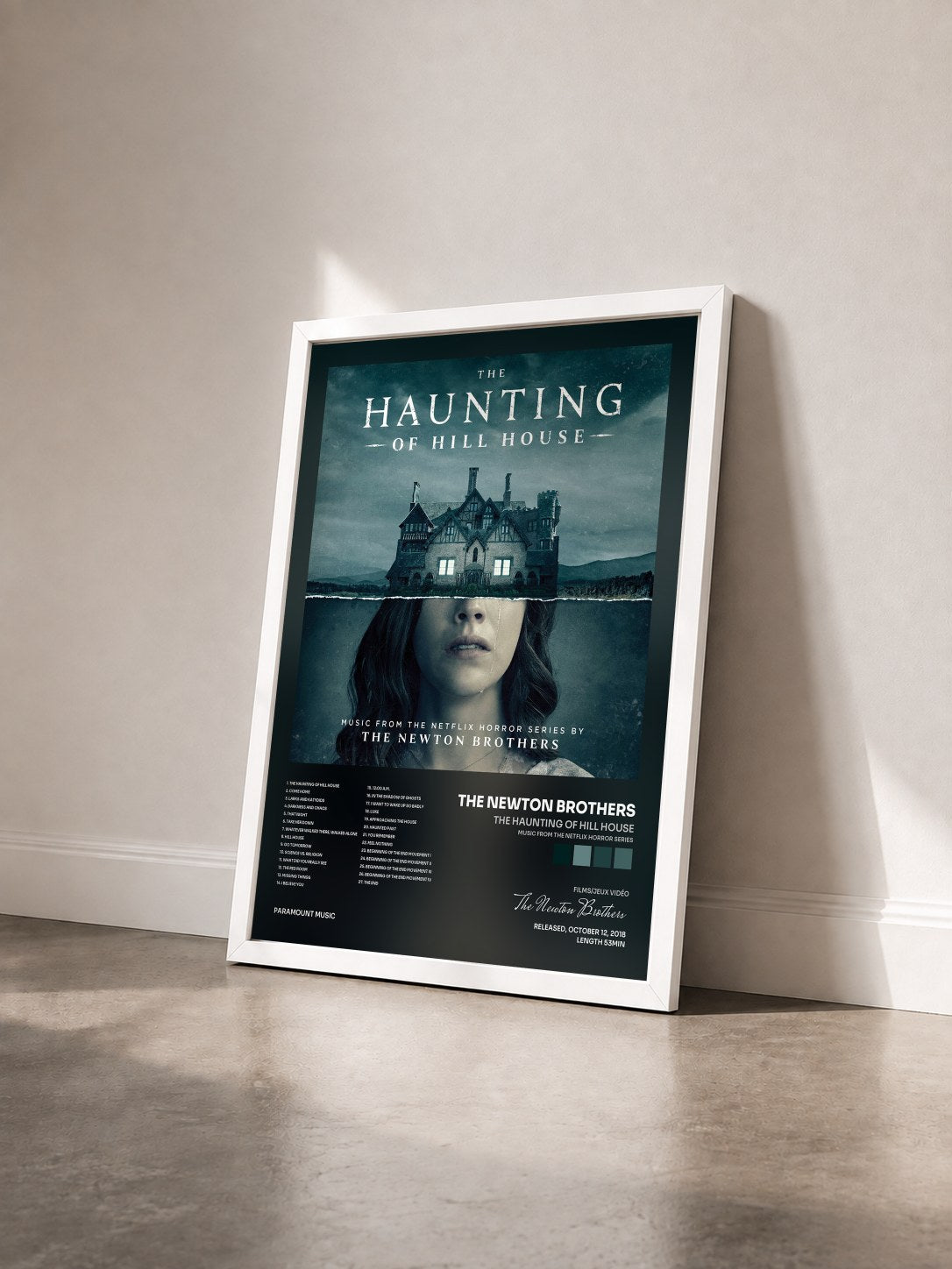 #blanc Tableau de l'album The Haunting of Hill House (Music from the Netflix Horror Series) de The Newton Brothers vu de trois quarts, cadre blanc