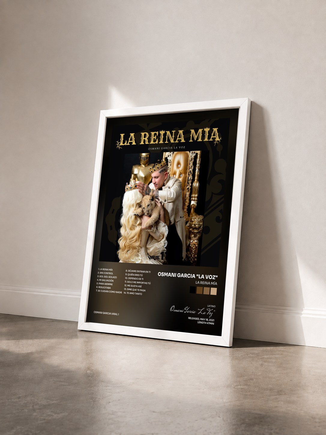 #blanc Tableau de l'album La Reina Mía de Osmani Garcia "La Voz" vu de trois quarts, cadre blanc