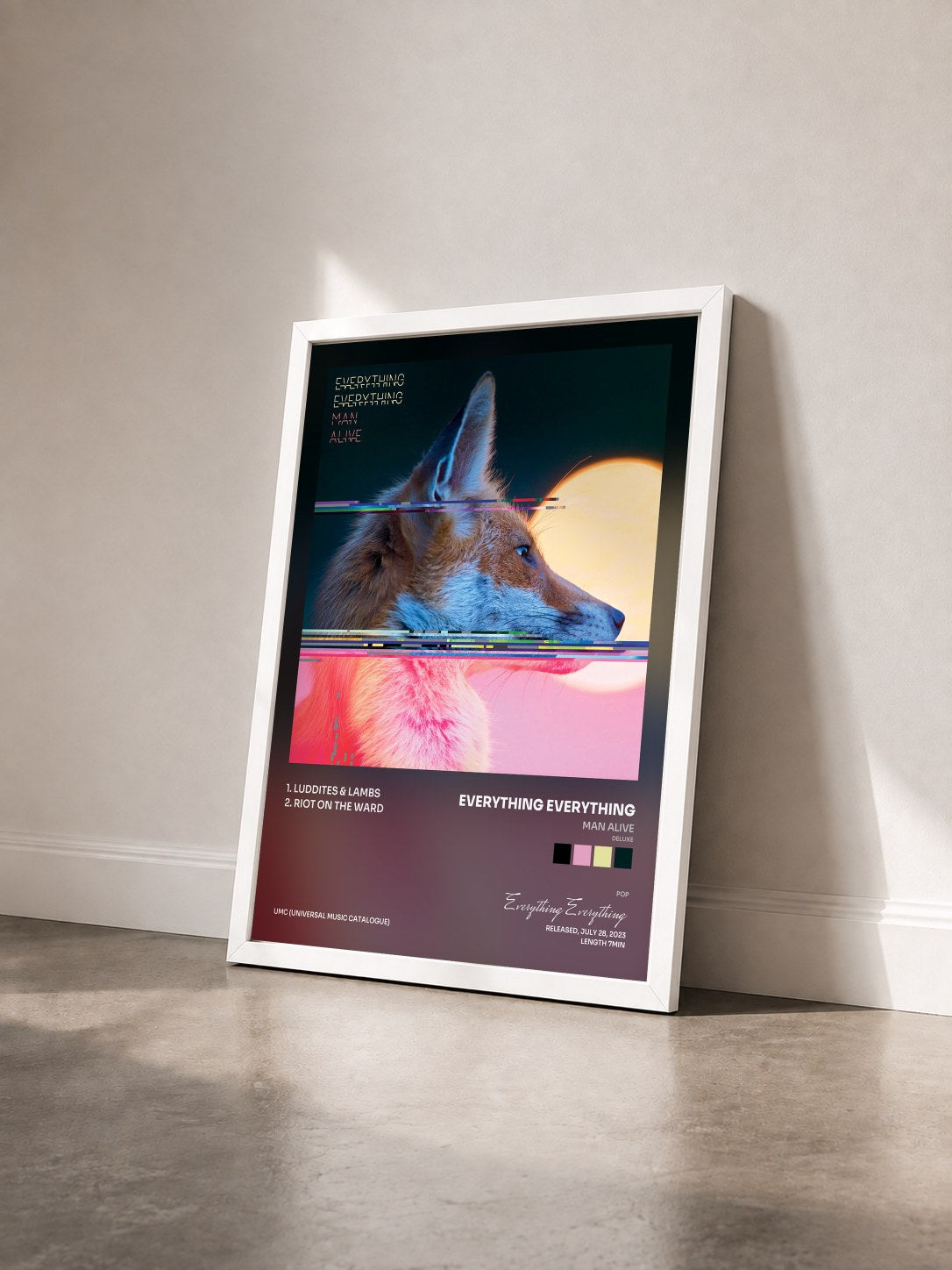 #blanc Tableau de l'album Man Alive (Deluxe) de Everything Everything vu de trois quarts, cadre blanc