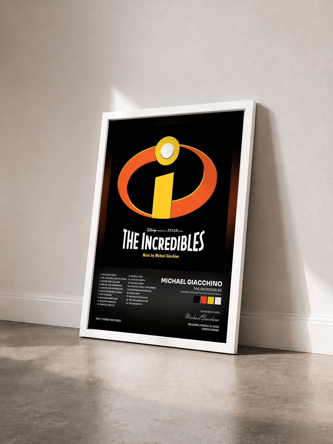 #blanc Tableau de l'album The Incredibles (Original Motion Picture Soundtrack) de Michael Giacchino vu de trois quarts, cadre blanc